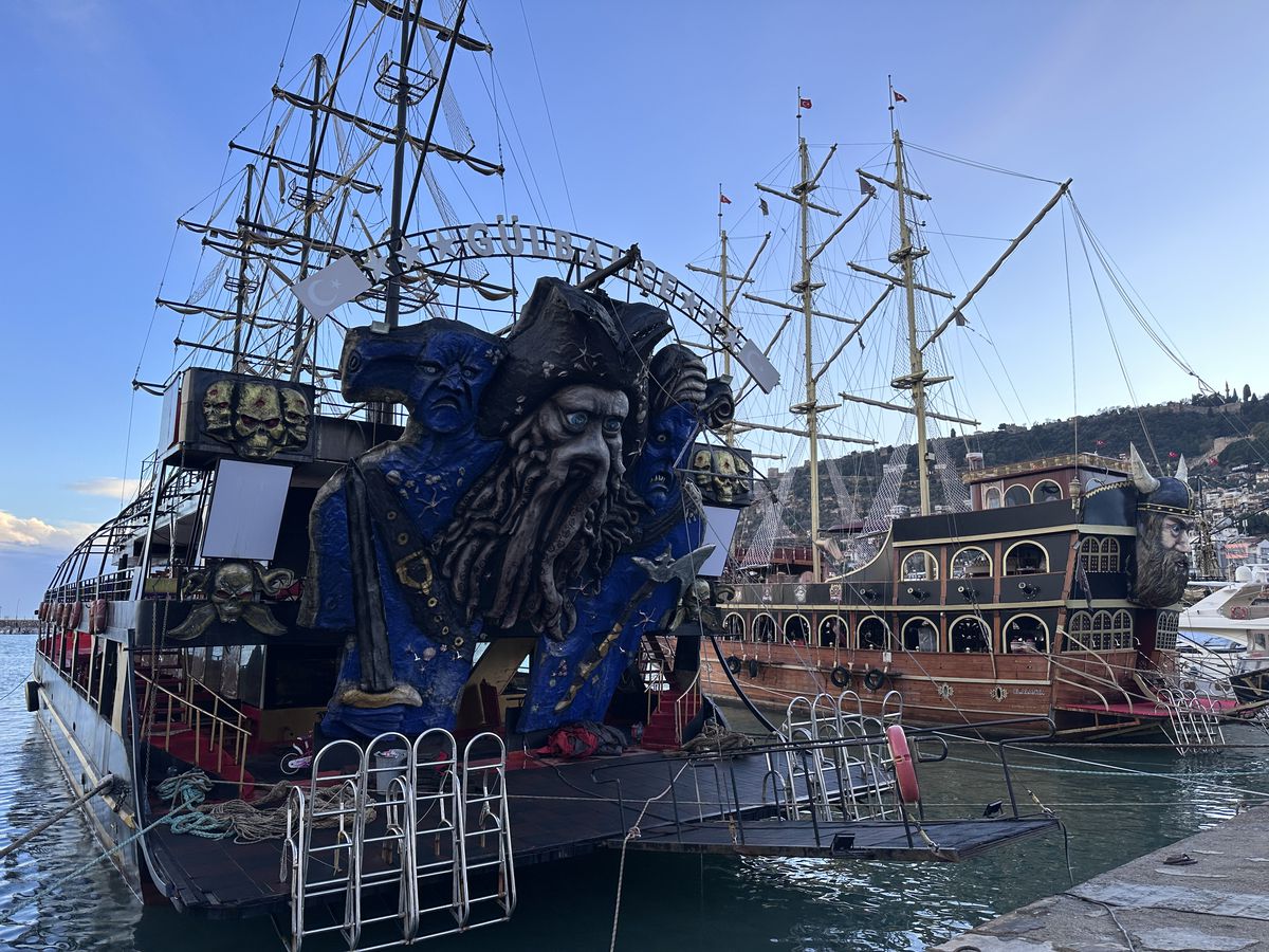 Surpriza uriașă din Alanya: ce am găsit acasă la Ianis Hagi » „Prințul” captiv în raiul pensionarilor