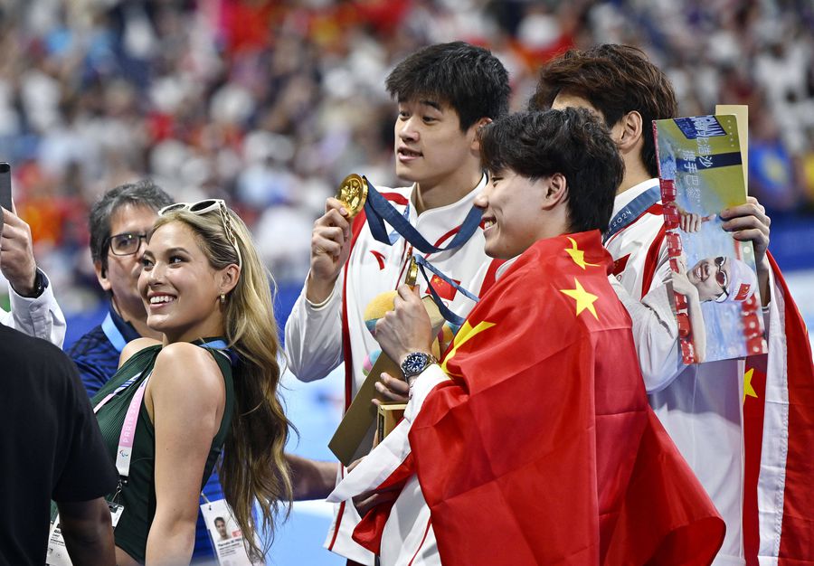 Eileen Gu la Paris alături de componenții ștafetei de 4x100 m printre care și Pan Zhanle FOTO Imago Images Eileen Gu, una dintre vedetele Jocurilor Olimpice de iarnă, a explicat din nou de ce a ales China și nu SUA, țara în care s-a născut