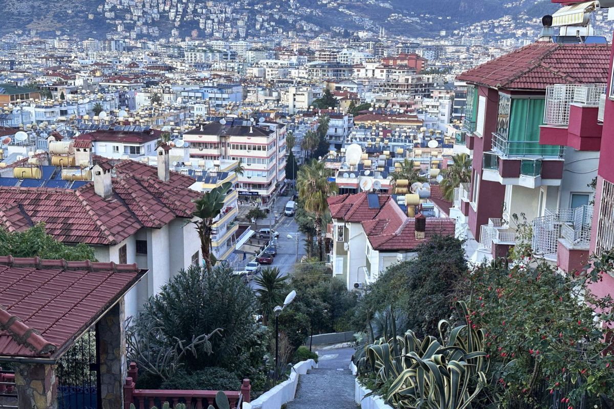 Surpriza uriașă din Alanya: ce am găsit acasă la Ianis Hagi » „Prințul” captiv în raiul pensionarilor