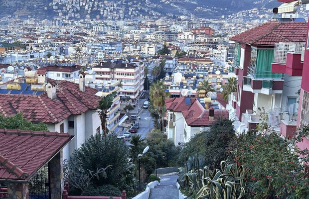 Surpriza uriașă din Alanya: ce am găsit acasă la Ianis Hagi » „Prințul” captiv în raiul pensionarilor