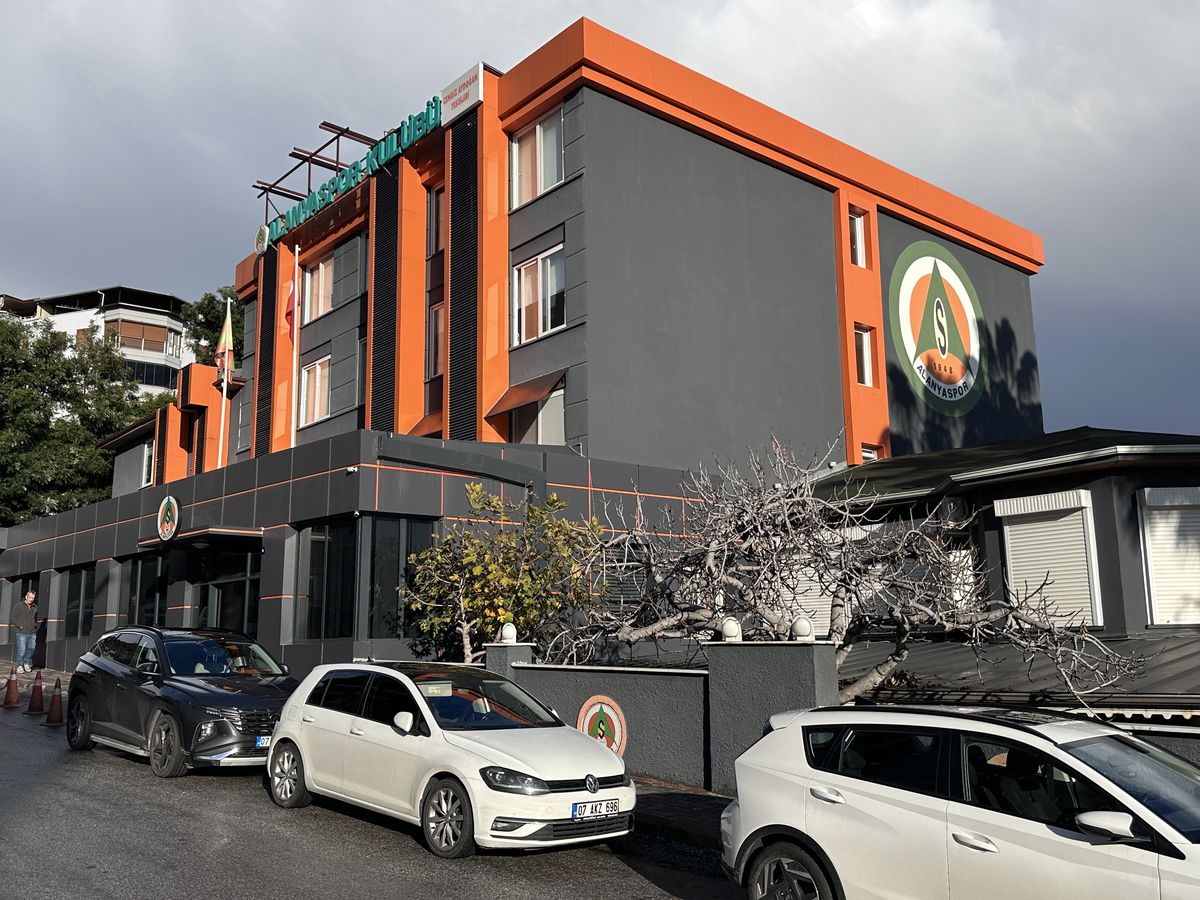 Surpriza uriașă din Alanya: ce am găsit acasă la Ianis Hagi » „Prințul” captiv în raiul pensionarilor