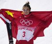 Eileen Gu cu steagul Chinei pe umeri la Jocurile Olimpice de la Beijing din 2022 FOTO Imago Images