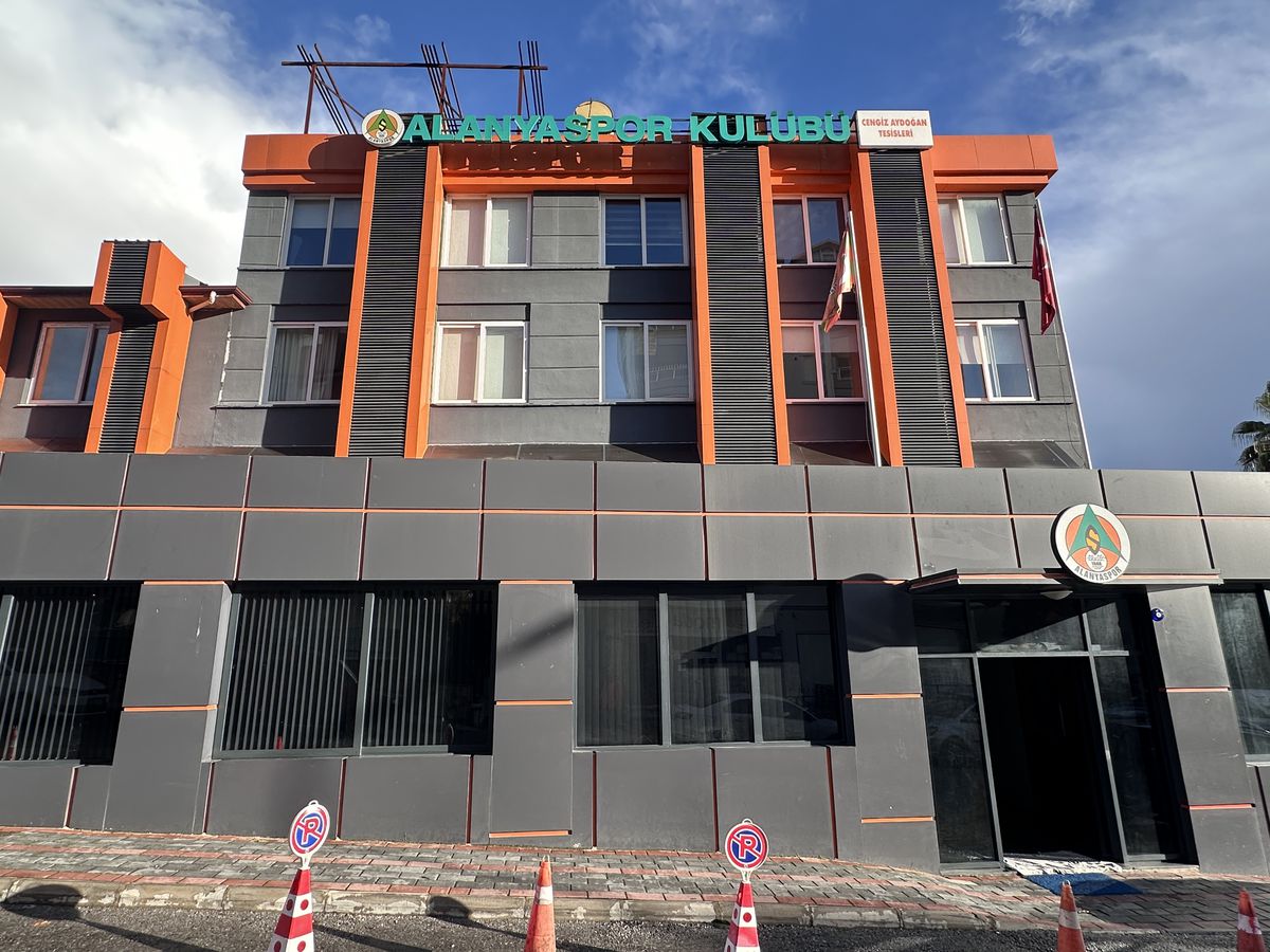 Surpriza uriașă din Alanya: ce am găsit acasă la Ianis Hagi » „Prințul” captiv în raiul pensionarilor