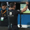 Sebastian Colțescu a fost chemat la monitorul VAR de Iulian Dima să revadă faza penalty-ului. Dima a plătit pentru asta. Foto: Imago Images