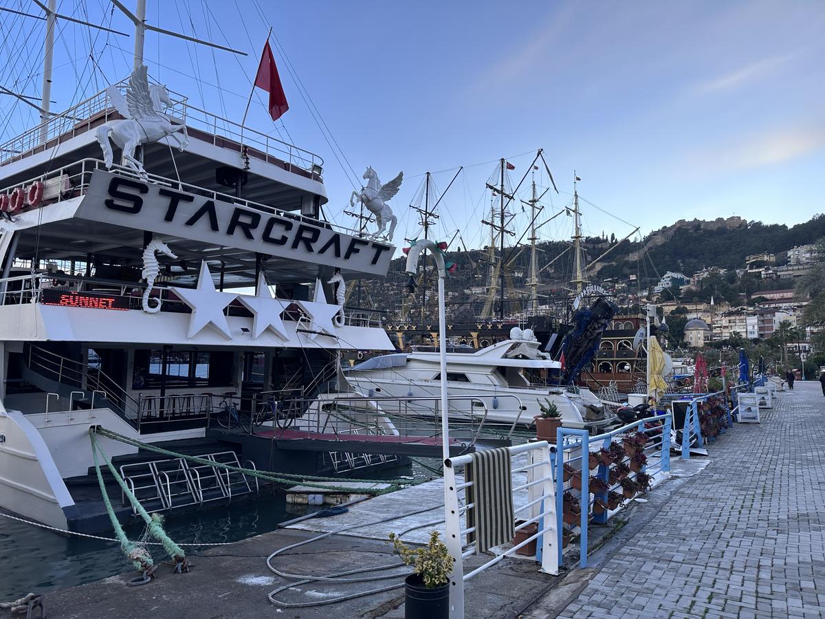 Surpriza uriașă din Alanya: ce am găsit acasă la Ianis Hagi » „Prințul” captiv în raiul pensionarilor
