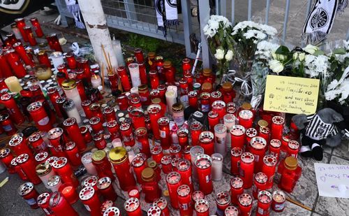 La porțile stadionului Toumba din Salonic, fanii lui PAOK au depus flori și eșarfe și au aprins lumânări pentru sufletele victimelor accidentului grav din România / Foto: sportal.gr