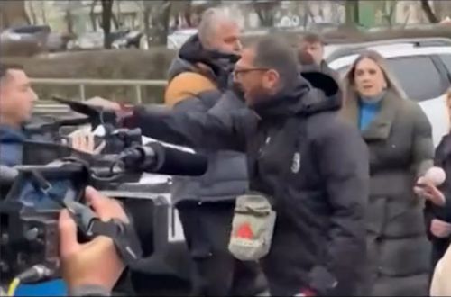 Un cetățean grec a lovit camera de filmat a unui reporter în fața Spitalului Județean din Timiș
