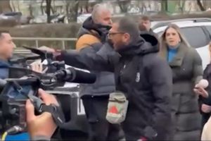 Un suporter al lui PAOK a provocat un scandal cu jurnaliștii prezenți în fața Spitalului din Timișoara