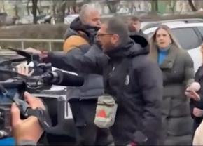 Gest violent la adresa jurnaliștilor al unui suporter de la PAOK, în fața Spitalului din Timișoara
