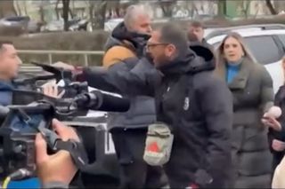 Gest violent la adresa jurnaliștilor al unui suporter de la PAOK, în fața Spitalului din Timișoara