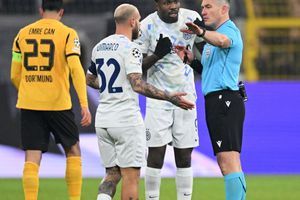 Borussia Dortmund - Inter » Istvan Kovacs îl arbitrează pe Chivu în „finala” pentru calificarea directă: ratare imensă pentru gazde