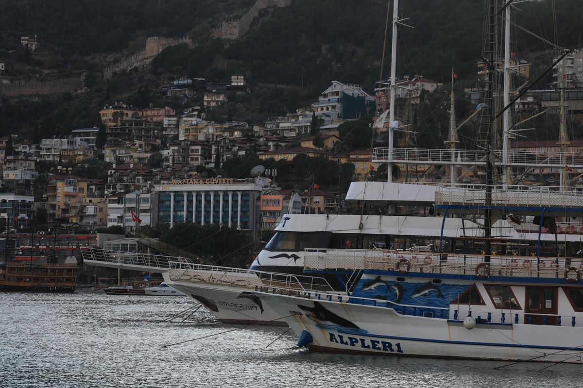 Surpriza uriașă din Alanya: ce am găsit acasă la Ianis Hagi » „Prințul” captiv în raiul pensionarilor