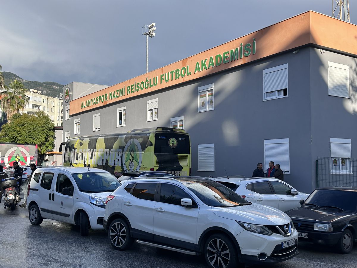 Surpriza uriașă din Alanya: ce am găsit acasă la Ianis Hagi » „Prințul” captiv în raiul pensionarilor