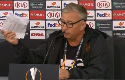 EUROPA LEAGUE. EXCLUSIV VIDEO Dan Petrescu, taxat după ce a venit cu regulamentul la conferință: „A fost pus într-o situație jenantă! Citea ceva ce nu mai e actual”