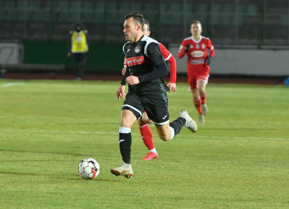 Decizie surprinzătoare în plină pandemie: clubul din Liga 1 care-și trimite jucătorii acasă