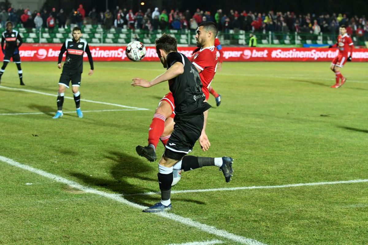 Decizie surprinzătoare în plină pandemie: clubul din Liga 1 care-și trimite jucătorii acasă