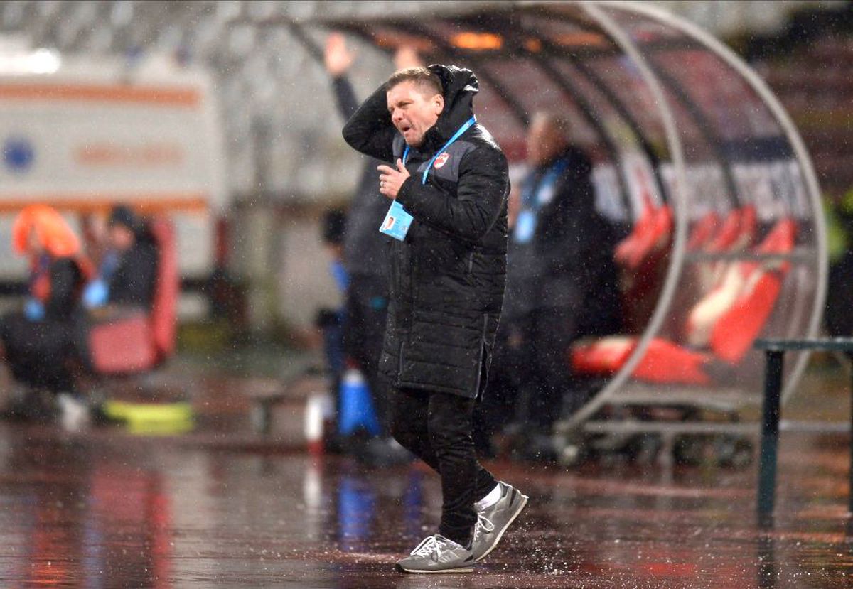 DINAMO - CLINCENI 0-1 // Dusan Uhrin nu s-a mai putut abține: „Sunt furios pe jucători, pe tot! Doar fanii o fac mare pe Dinamo”