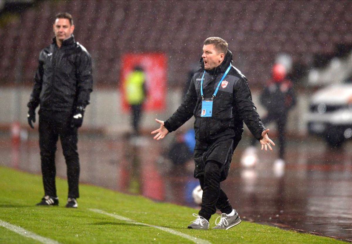 DINAMO - CLINCENI 0-1 // Dusan Uhrin nu s-a mai putut abține: „Sunt furios pe jucători, pe tot! Doar fanii o fac mare pe Dinamo”