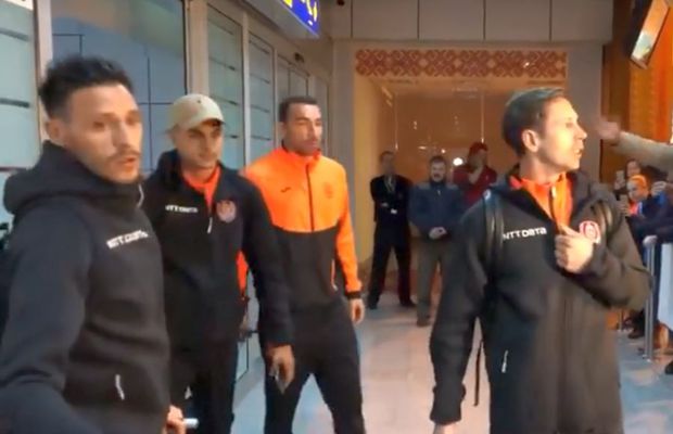 SEVILLA - CFR CLUJ // VIDEO Dan Petrescu și jucătorii s-au întors la Cluj » Primiți ca niște eroi la aeroport