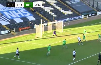 VIDEO » Voleu cu călcâiul! Ai mai văzut un astfel de gol? Reușită senzațională în Anglia!