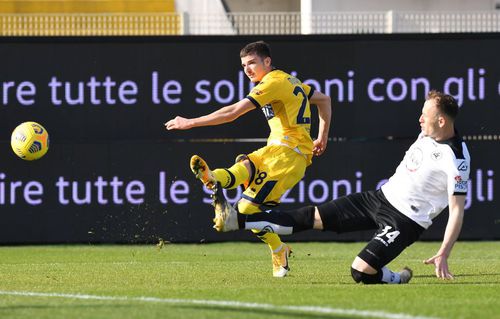 Valentin Mihăilă surprins în acțiune la meciul Spezia-Parma 2-2
foto: Imago