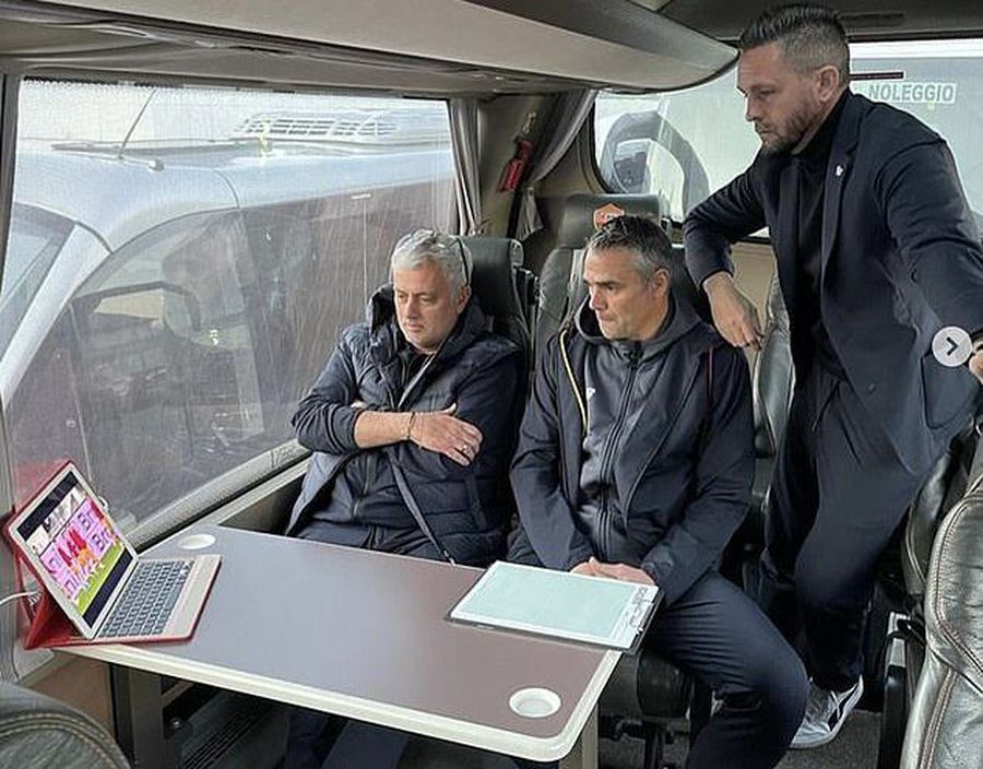 Jose Mourinho// Foto: Instagram @josemourinho Suspendat două etape, Jose Mourinho s-a ascuns în autocar la Spezia!