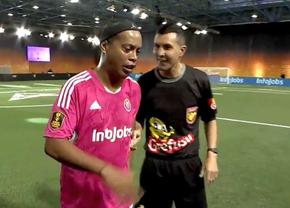 Moment savuros cu Ronaldinho » Brazilianul a revenit pe teren în turneul lui Pique: „Să alerge altul!”