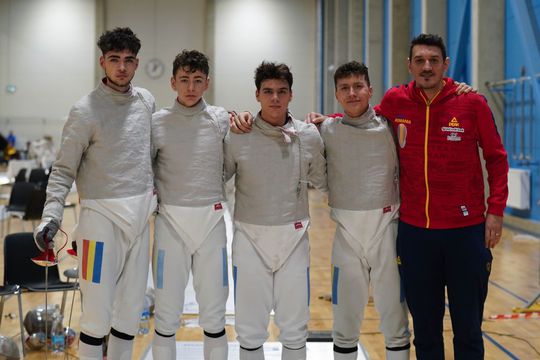 Casian Cîdu, Radu Nițu, Vlad Covaliu și Mihnea Enache au cucerit medalia de aur în proba de sabie pe echipe destinată juniorilor la Campionatele Europene de scrimă pentru juniori de la Tallinn, Estonia.