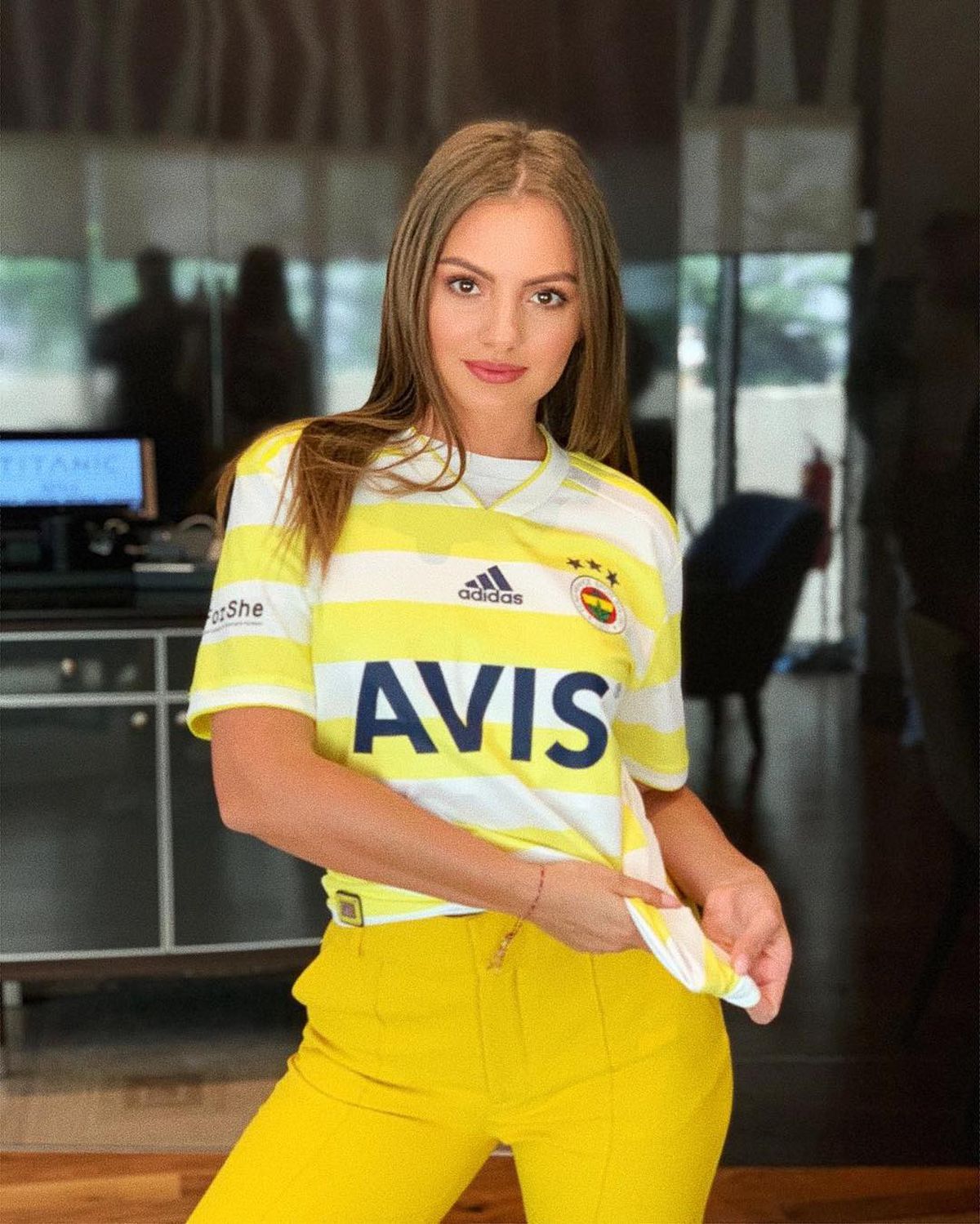 George Pușcaș, în tandrețuri cu o cântăreață din România! Au fost filmați împreună în Mykonos