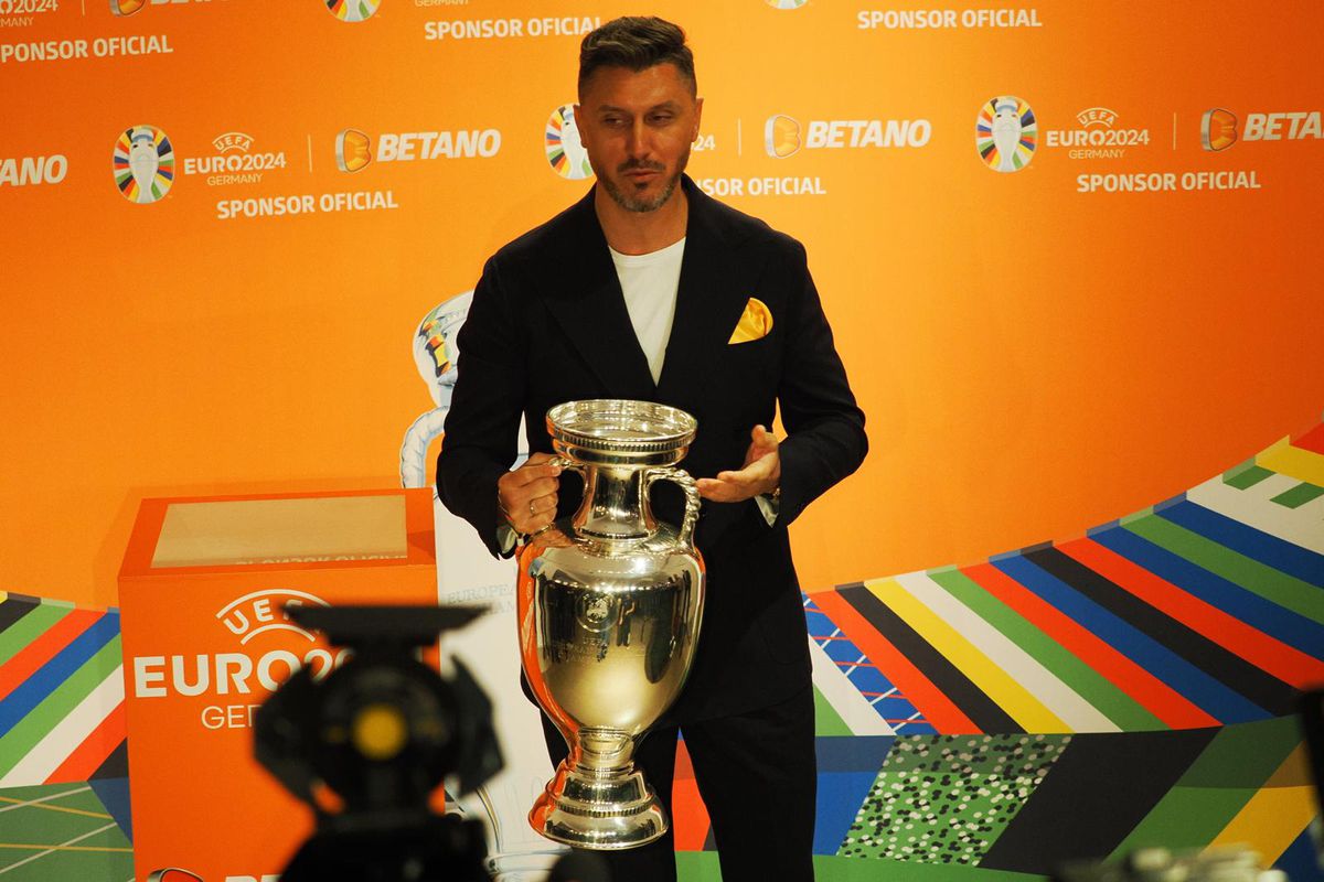 Trofeul EURO a ajuns la București