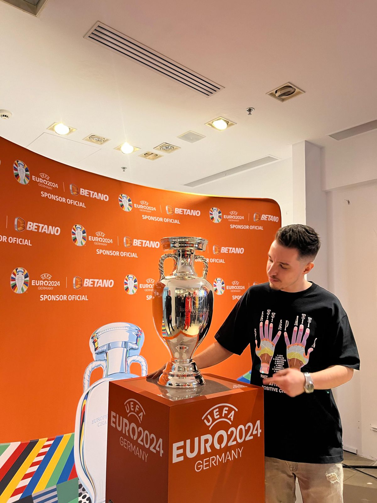 Trofeul EURO a ajuns în România » Ciprian Marica e optimist: „Grecia a făcut o surpriză, noi de ce nu am face?”