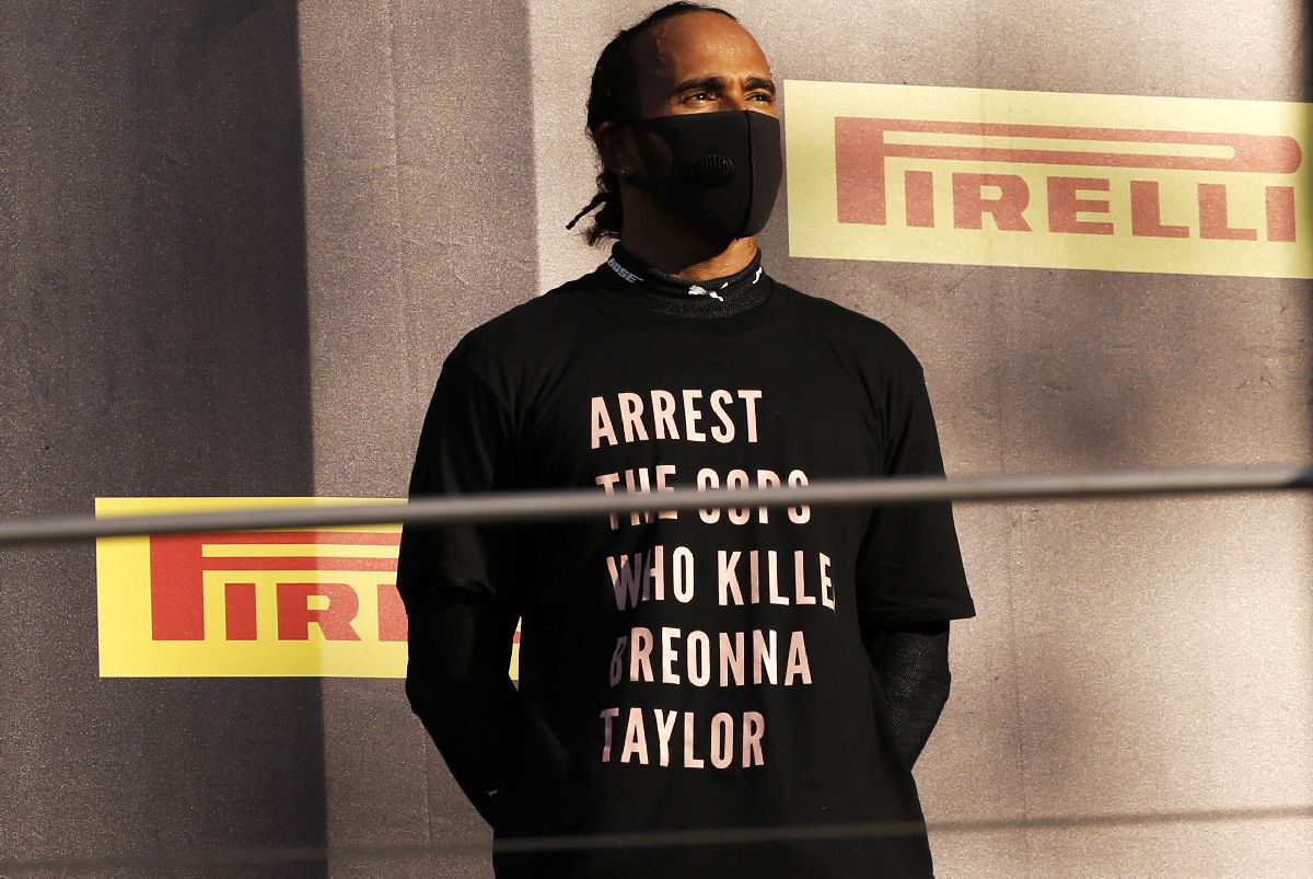 Lewis Hamilton și mesajele civice afișate de-a lungul timpului pe circuitele de Formula 1