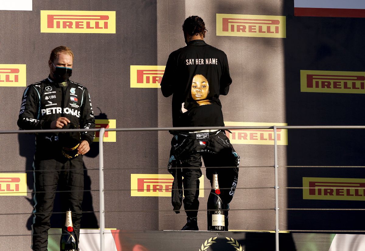 Lewis Hamilton și mesajele civice afișate de-a lungul timpului pe circuitele de Formula 1
