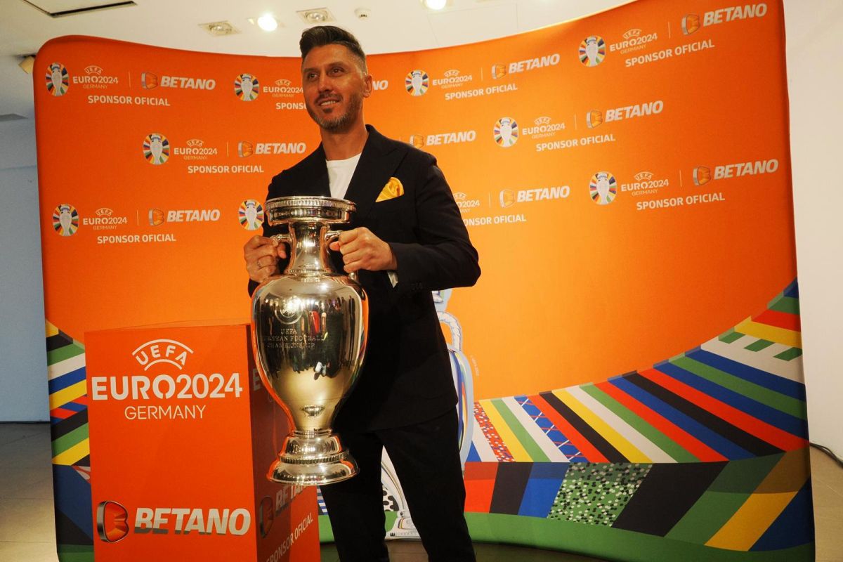 Trofeul EURO a ajuns în România » Ciprian Marica e optimist: „Grecia a făcut o surpriză, noi de ce nu am face?”