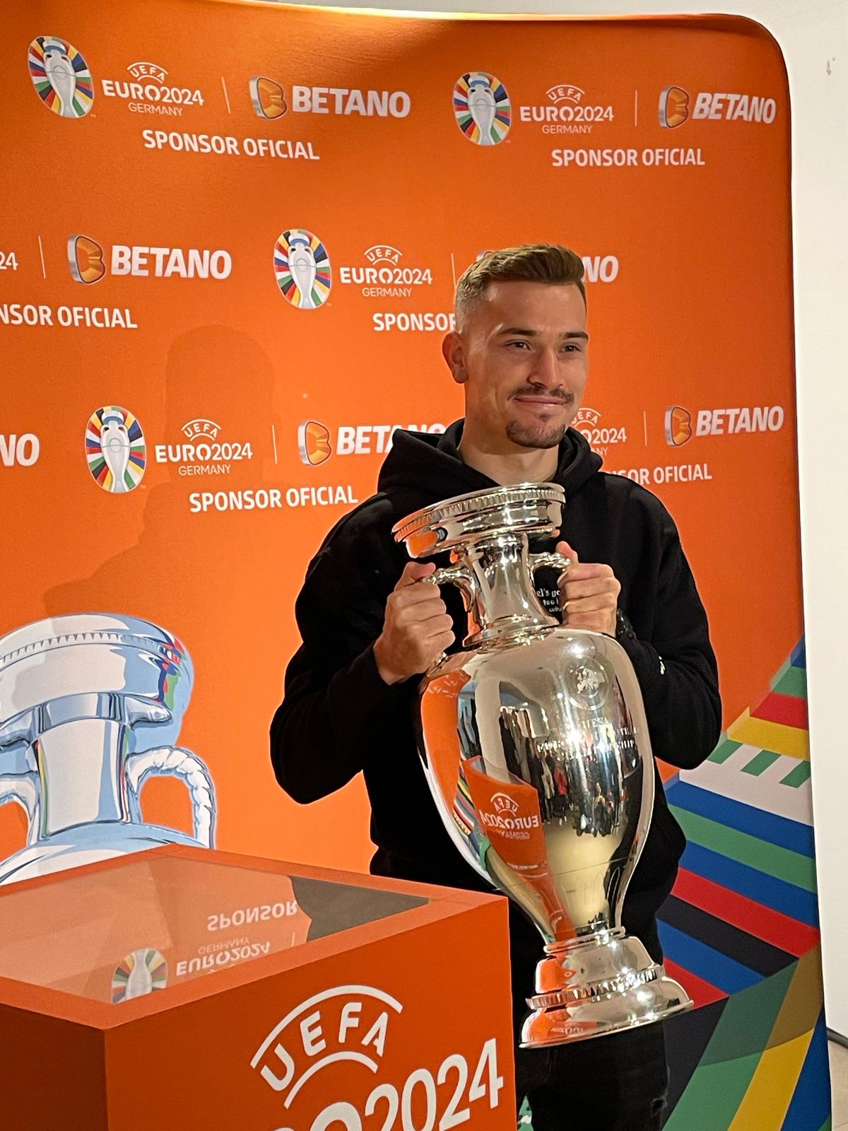 Trofeul EURO a ajuns la București