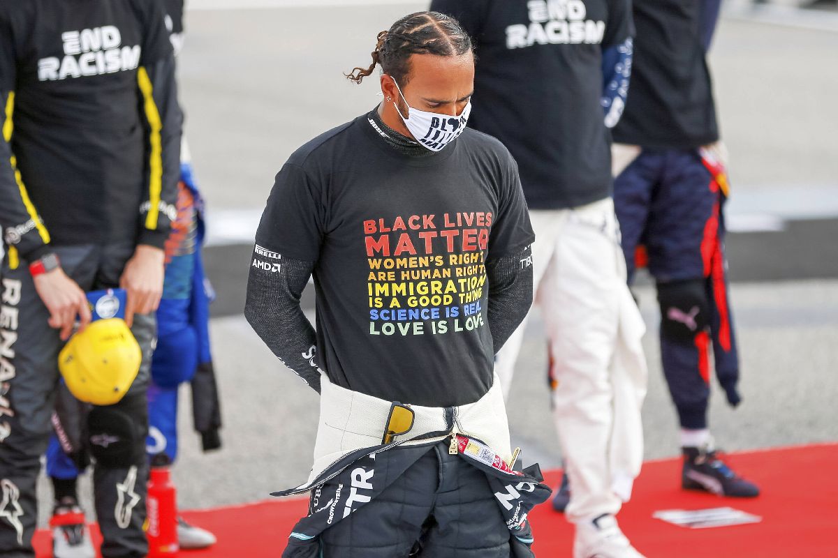 Lewis Hamilton și mesajele civice afișate de-a lungul timpului pe circuitele de Formula 1