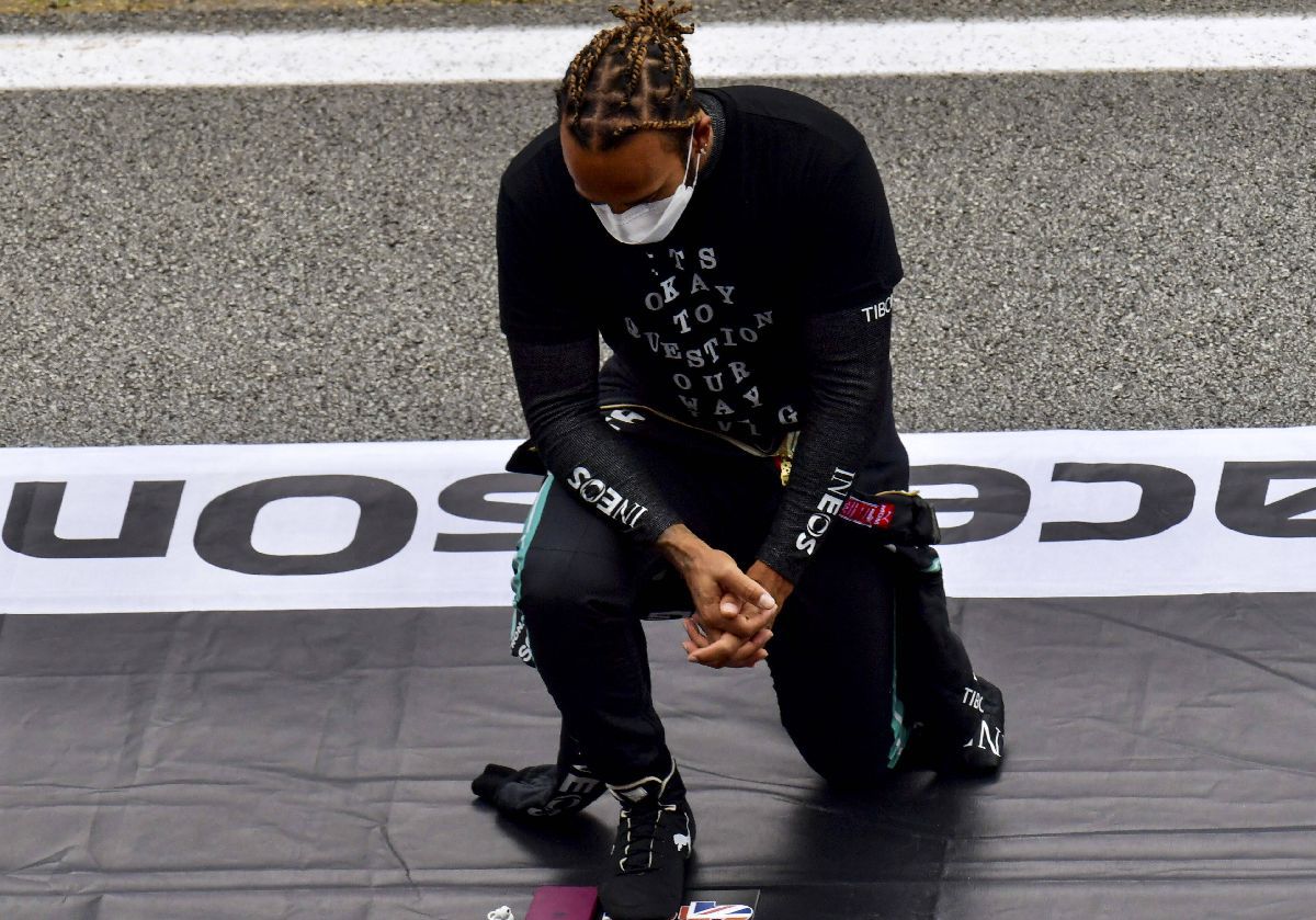 Lewis Hamilton și mesajele civice afișate de-a lungul timpului pe circuitele de Formula 1