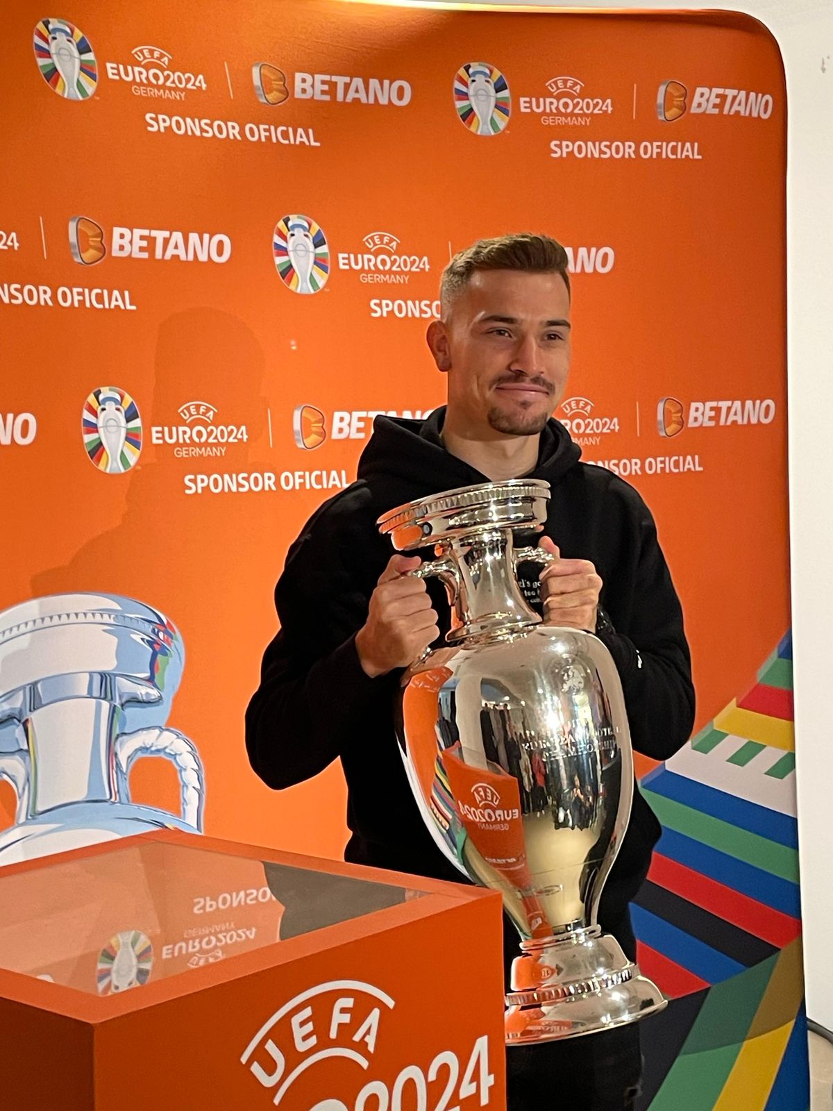 Trofeul EURO a ajuns în România » Ciprian Marica e optimist: „Grecia a făcut o surpriză, noi de ce nu am face?”