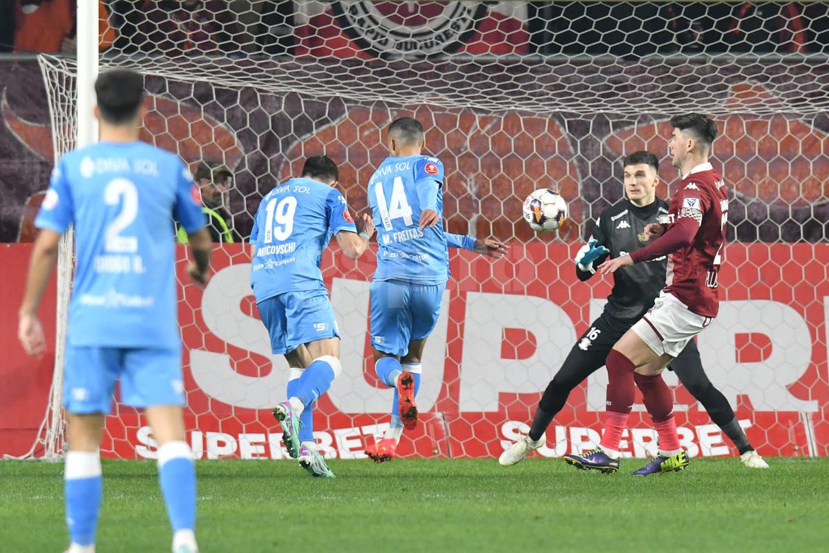 Rednic îi dă o singură șansă Rapidului la titlu: „Doar din cauza lor pot pierde cei de la Steaua campionatul. Gigi mai filosofează, mai schimbă... Cine știe?”