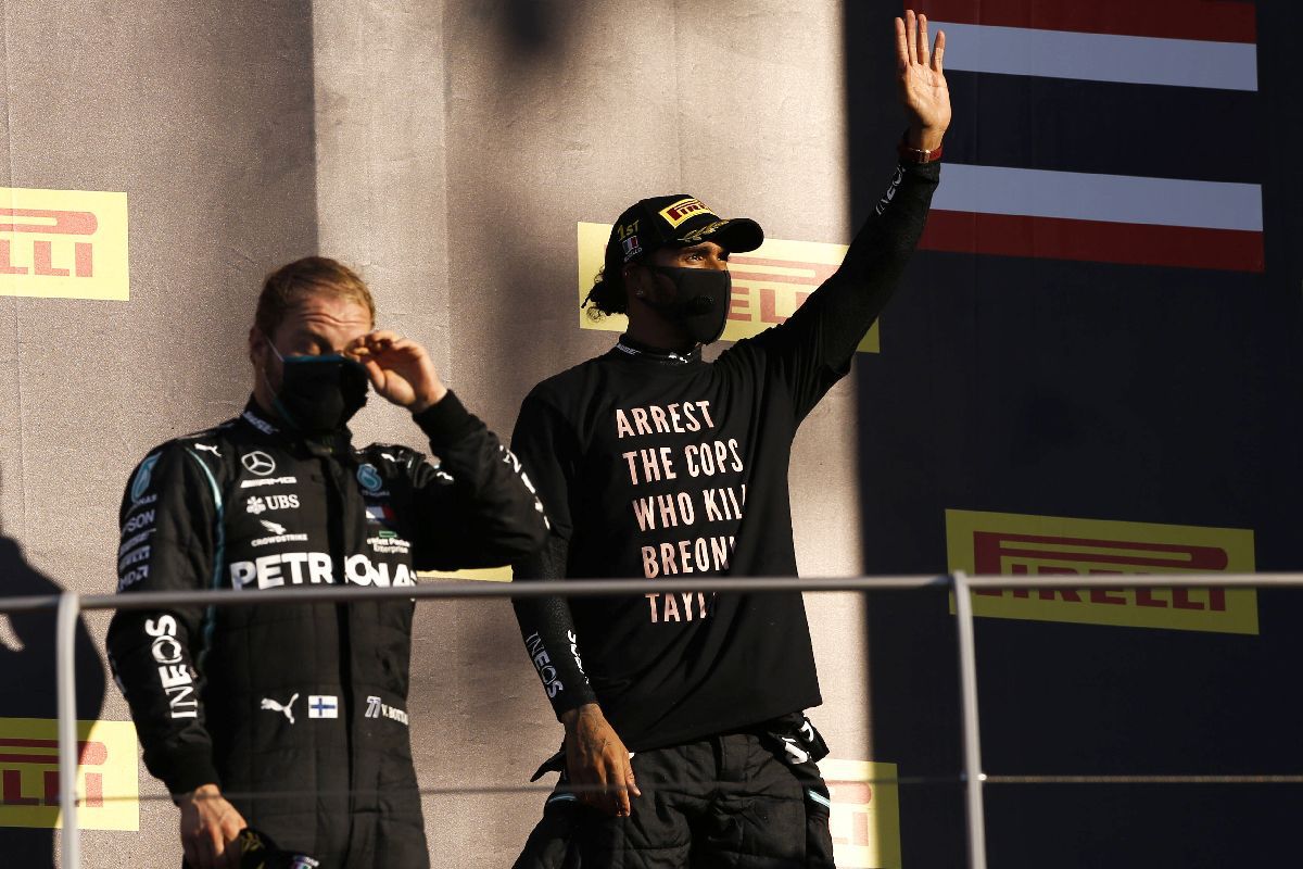 Lewis Hamilton și mesajele civice afișate de-a lungul timpului pe circuitele de Formula 1