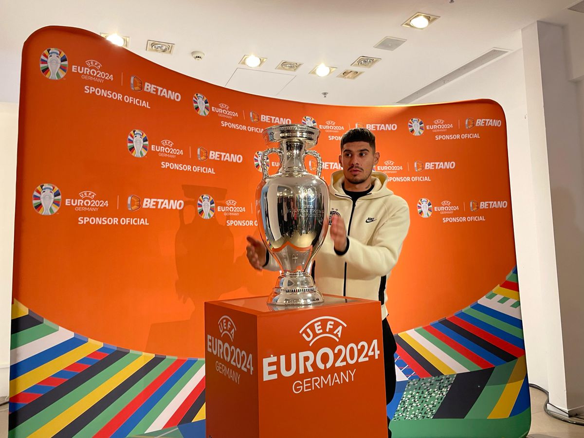 Trofeul EURO a ajuns la București