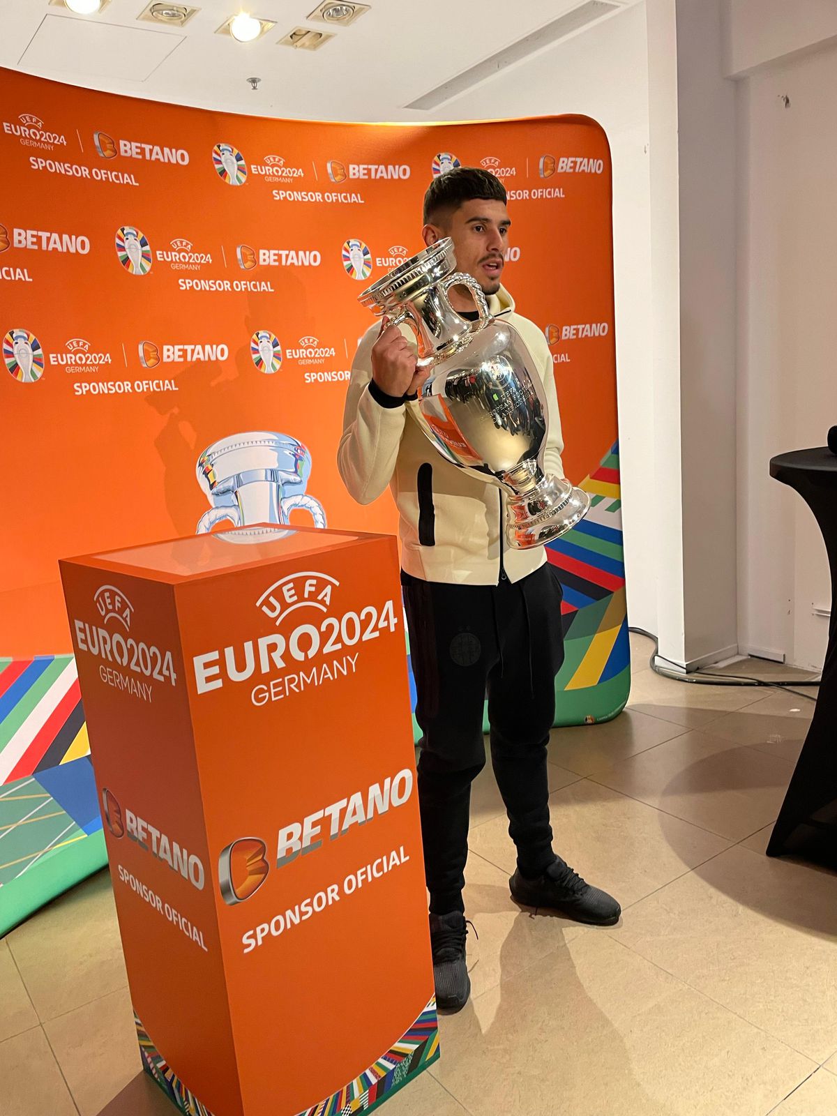 Trofeul EURO a ajuns la București