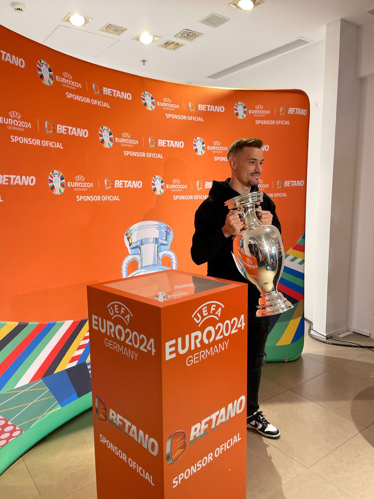 Trofeul EURO a ajuns în România » Ciprian Marica e optimist: „Grecia a făcut o surpriză, noi de ce nu am face?”