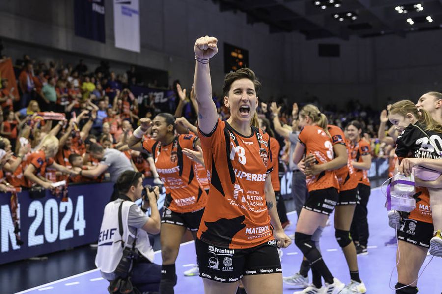 Cristina Laslo și colegele ei vor juca din nou în Liga Campionilor Foto: Facebook Gloria Bistrita Vrea s-o detroneze pe CSM București! Pune la bătaie aproximativ 4 milioane de euro pentru primul titlu național » Salarii de 15.000 de euro pe lună
