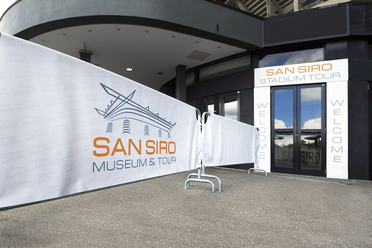 Trofeul Stelei, expus la muzeul stadionului San Siro din Milano