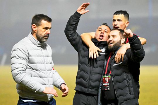 Kopic, antrenorul lui Dinamo, lângă Florentin Petre și Selmani, foto: Imago