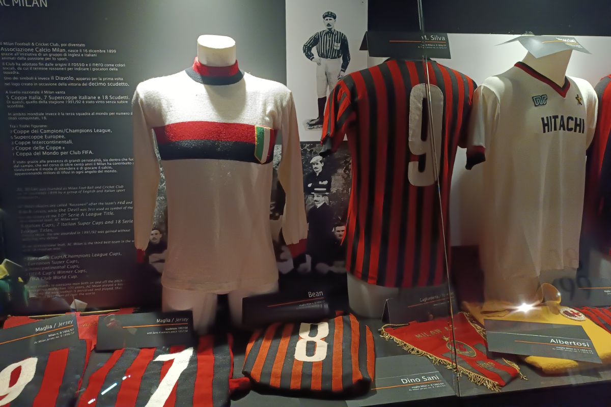 Trofeul Stelei, expus la muzeul stadionului San Siro din Milano