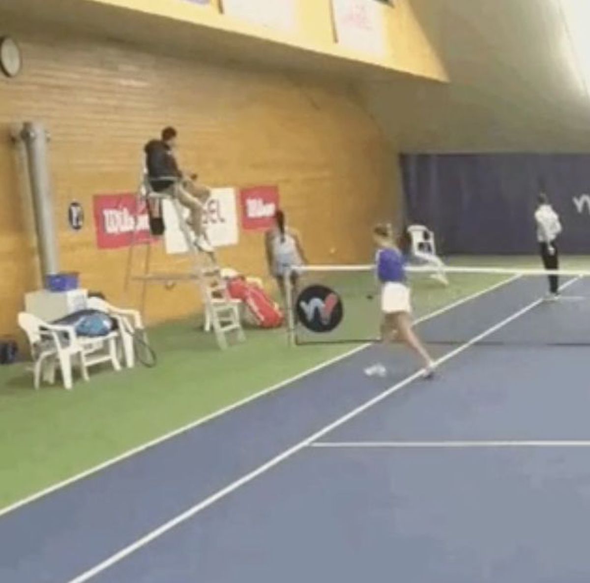 Scene incredibile la Praga » Tenismena care a eliminat-o pe Ana Bogdan de la Australian Open a aruncat scaunul în perete după ce a pierdut finala