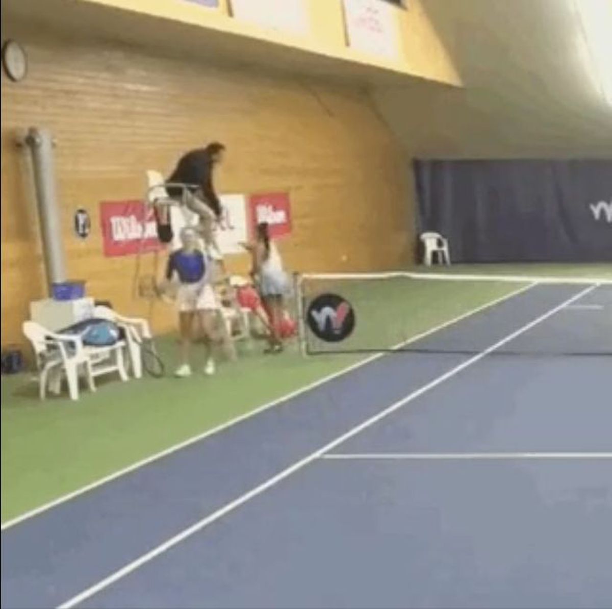 Scene incredibile la Praga » Tenismena care a eliminat-o pe Ana Bogdan de la Australian Open a aruncat scaunul în perete după ce a pierdut finala