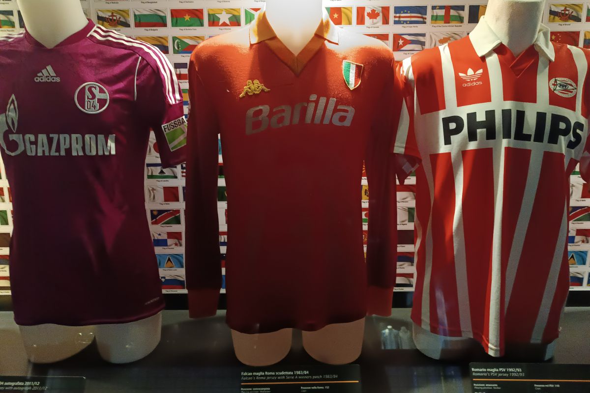 Trofeul Stelei, expus la muzeul stadionului San Siro din Milano